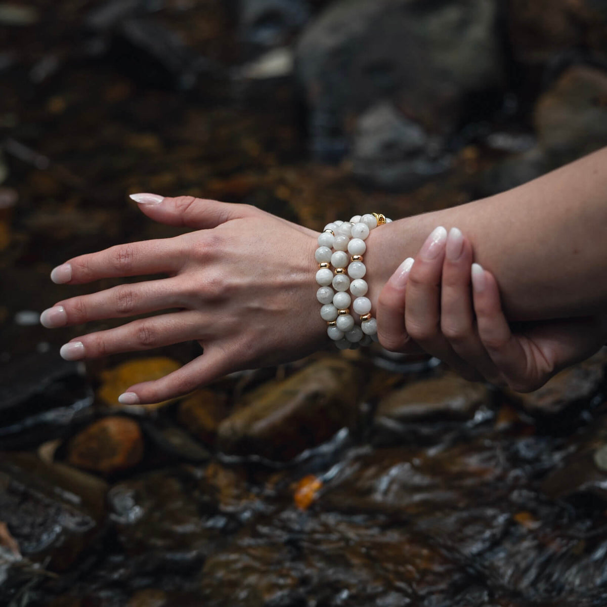 WHITE MOONSTONE & GOLD BEADED BRACELET