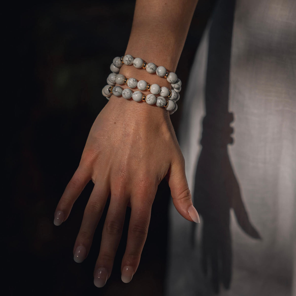 WHITE HOWLITE & GOLD BEADED BRACELET